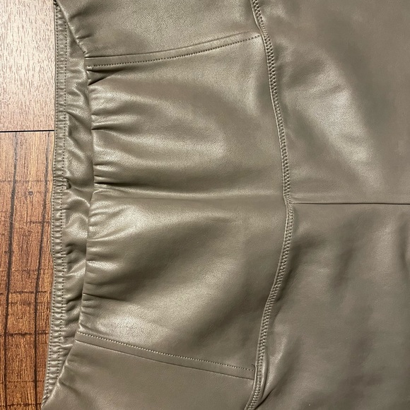 Aritzia Daria Vegan Leather Leggings High Rise Size Medium NWT - Picture 3 of 7